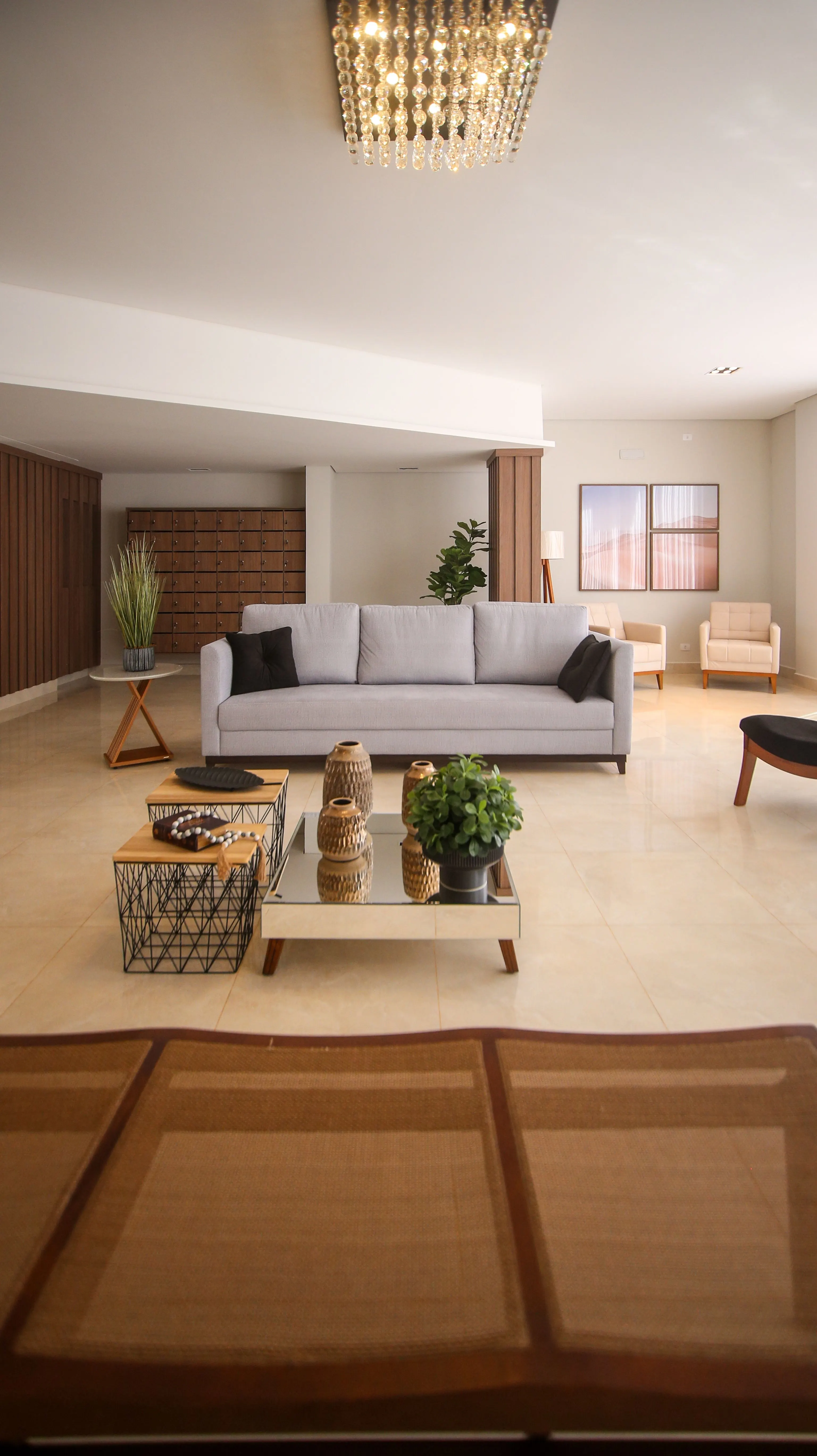 Sala de estar terminada con acabados cálidos, resultado de una obra bien ejecutada