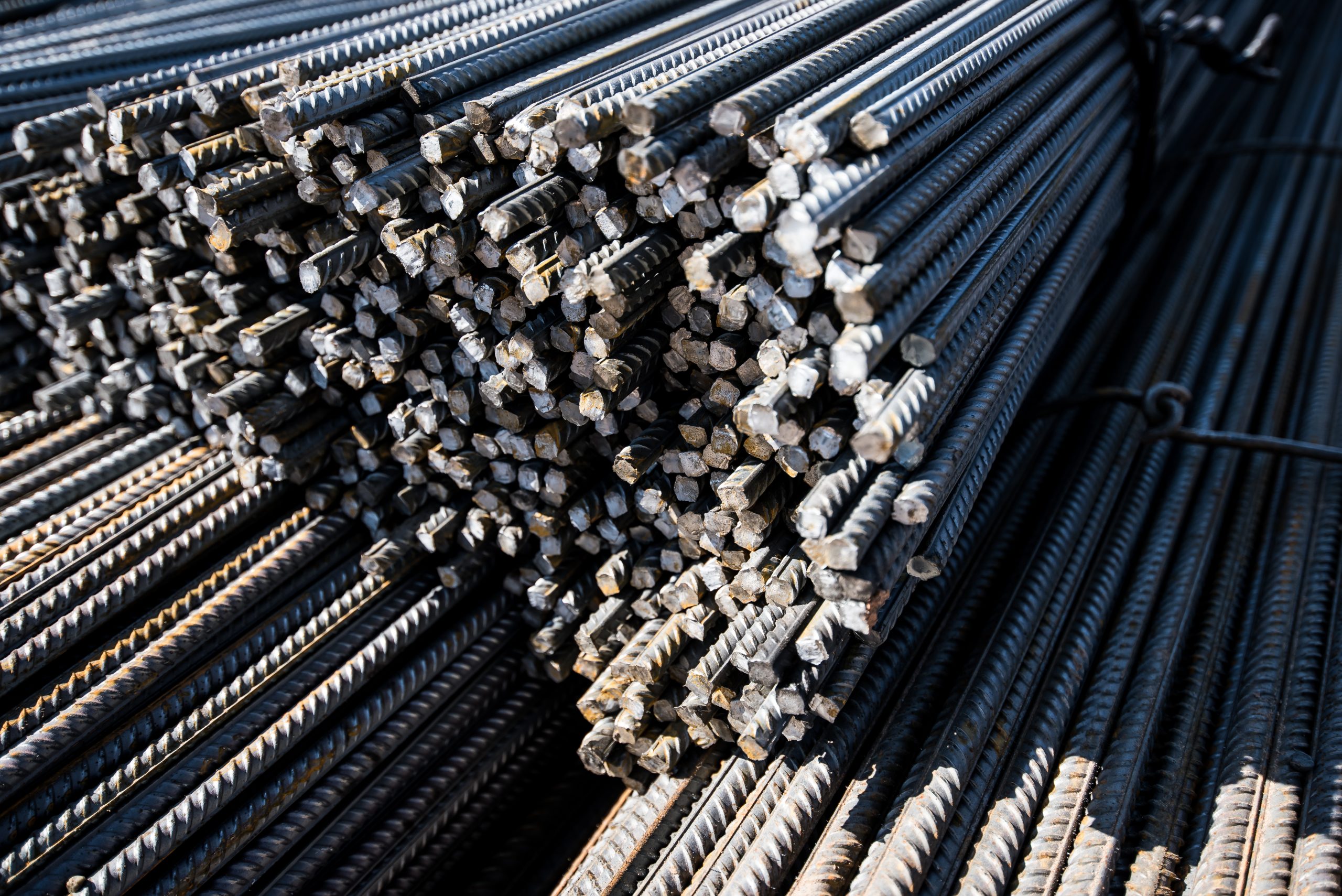 Varillas de acero corrugado apiladas para construcción